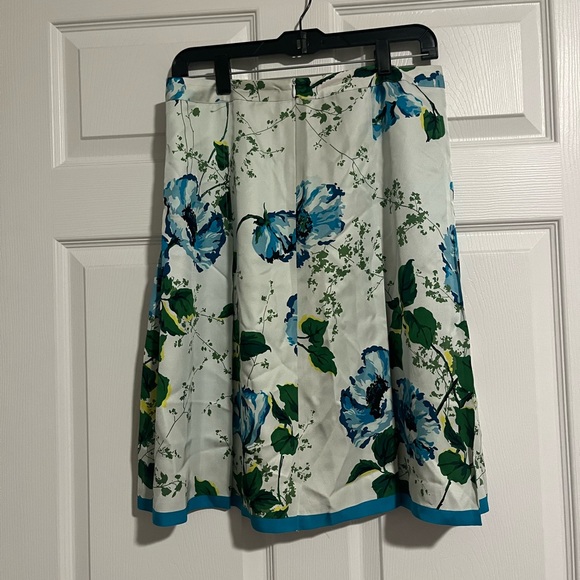 Banana Republic Floral A-Line Skirt in White and Blue - Picture 2 of 9